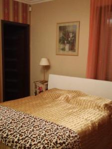ザマールディにあるZamardiresortのヒョウ柄の毛布が備わるベッドルームのベッド1台