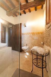 Ett badrum på Umbria Country Shelter