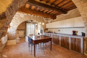 eine Küche mit einem Holztisch im Zimmer in der Unterkunft Umbria Country Shelter in Compignano