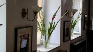 un vase avec des fleurs sur une étagère dans une pièce dans l'établissement Ośrodek SCSK Optima, à Cracovie