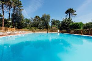 The swimming pool at or close to Residence Renaione