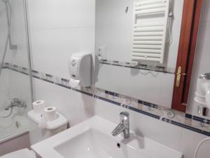 A bathroom at Inicia Casas Reales Még 18 kép