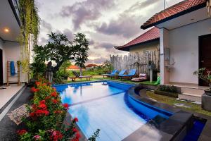 Bazén v ubytování Bali Full Moon Guest House nebo v jeho okolí