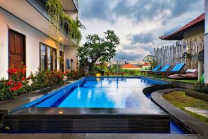 Bazén v ubytování Bali Full Moon Guest House nebo v jeho okolí