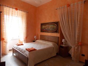 Palo del ColleにあるB&B Il Principeのベッドルーム1室(ベッド1台付)が備わります。壁には絵画が飾られています。