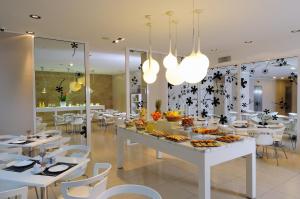 米兰iH Hotels Milano Watt 13的用餐室配有白色的桌子和白色的椅子 更多34张照片