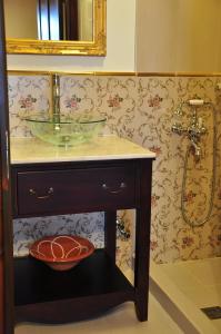 une salle de bain avec un lavabo et une douche dans l'établissement Argyro Guesthouse - Ξενώνας Αργυρώ, à Nymfaio