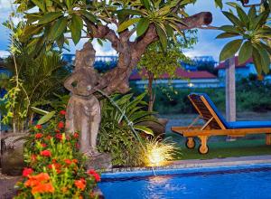 Bazén v ubytování Bali Full Moon Guest House nebo v jeho okolí
