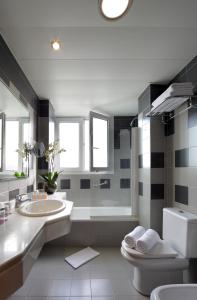 アルボロテにあるHotel Villa Blancaのバスルーム(洗面台、トイレ、シャワー付)