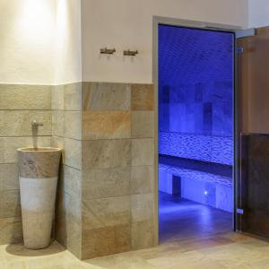 Et badeværelse på CGH Résidences & Spas La Grange aux fées