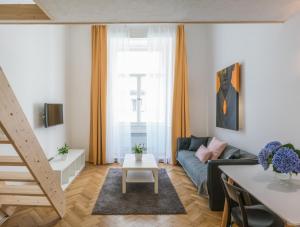 Posezení v ubytování Mordecai 12 Apartments by Adrez
