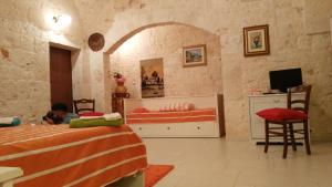 ein Kind, das in einem Schlafzimmer auf einem Bett liegt in der Unterkunft B&B La Pietra in Castellana Grotte