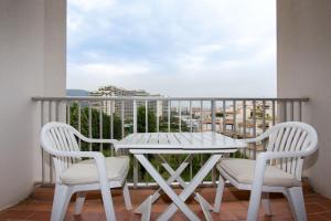 マンドリュー・ラ・ナプールにあるRana's flatの白いテーブルと椅子、景色を望むバルコニー