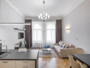 Televízia a/alebo spoločenská miestnosť v ubytovaní Mordecai 12 Apartments by Adrez