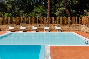 The swimming pool at or close to Residence Renaione