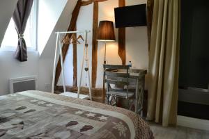 A bed or beds in a room at La Cle de Saule