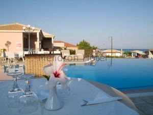 Bazén v ubytování Melidron Hotel nebo v jeho okolí