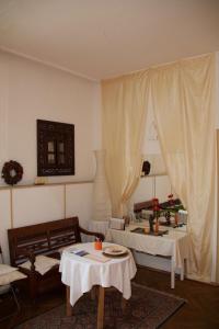 ein Wohnzimmer mit 2 Tischen in einem Zimmer in der Unterkunft ICC Pfälzer Hof - Hotel & Seminarhaus in Schönau