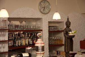 eine Bar mit einer Statue und einer Uhr an der Wand in der Unterkunft ICC Pfälzer Hof - Hotel & Seminarhaus in Schönau