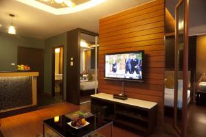 TV a/nebo společenská místnost v ubytování Suvarnabhumi Suite Hotel