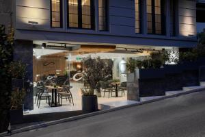 un ristorante con tavoli e sedie in una vetrina di Endless Art Hotel-Special Category a Istanbul