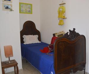 クストナーチにあるLa casa tra mare e collinaのベッドルーム1室(青いベッドカバー付)
