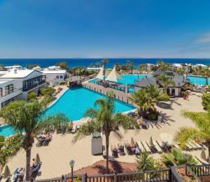 - Vistas aéreas a la piscina del complejo en H10 Rubicón Palace en Playa Blanca