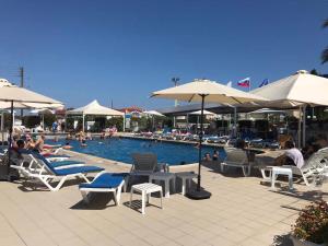Bazén v ubytování Mariandy Hotel nebo v jeho okolí
