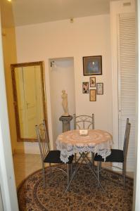- une salle à manger avec une table, des chaises et un miroir dans l'établissement Apartment Josef, à Prague