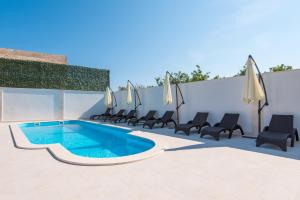 Bazén v ubytovaní Apartments Villa Stella alebo v jeho blízkosti