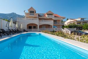 Bazén v ubytovaní Apartments Villa Stella alebo v jeho blízkosti