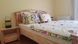 1 dormitorio con cama con cabecero de madera y almohadas en Casa Mon Reve, en Bran