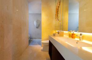 Phòng tắm tại Vinila Villas by Nakula