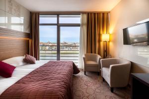 pokój hotelowy z łóżkiem i dużym oknem w obiekcie Qubus Hotel Kraków w Krakowie +37 zdjęć