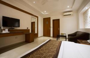 TV a/nebo společenská místnost v ubytování Hotel Krishna Deluxe-By RCG Hotels