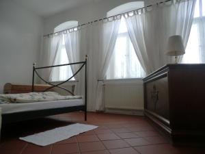 萊爾特的住宿－Fachwerkhaus Julius，一间卧室设有一张床和两个窗户。