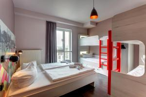 Cama o camas de una habitación en MEININGER Hotel Berlin Alexanderplatz