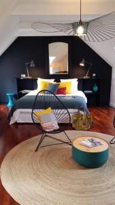 ein Schlafzimmer mit einem großen Bett und einem aokedokedokedoked in der Unterkunft Le 29 d'à côté in Pont-Croix