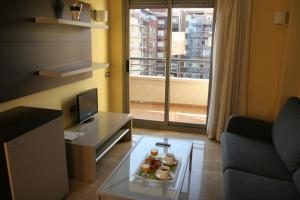 uma sala de estar com um sofá e uma mesa de vidro em Apartaments Independencia em Barcelona