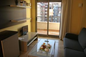 sala de estar con sofá y mesa de cristal en Apartaments Independencia, en Barcelona