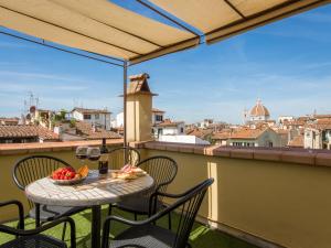 フィレンツェにあるThe Viewの市街の景色を望むバルコニー(テーブル、椅子付)