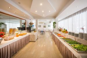 een buffet met fruit en groenten bij Hotel Augusta in Caorle +17 foto's