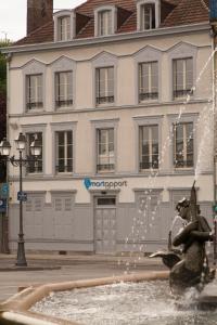 einem Brunnen vor einem Gebäude in der Unterkunft SmartAppart Troyes in Troyes