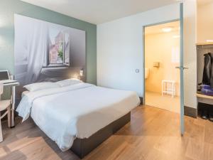 A bed or beds in a room at B&B HOTEL Strasbourg Sud Geispolsheim