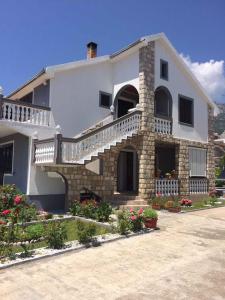Το κτήριο όπου στεγάζεται  το διαμέρισμα +22 φωτογραφίες