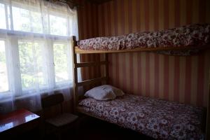 Pilskalnu hostelis emeletes ágyai egy szobában