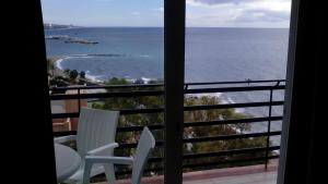 マルベーリャにあるApartamento Mediterraneo 1Dのバルコニーから海の景色を望めます。