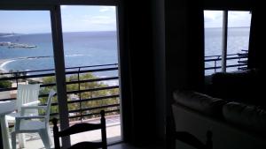 マルベーリャにあるApartamento Mediterraneo 1Dの海の景色を望むバルコニーが備わる客室です。