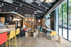 A seating area at Niu Barcelona Hotel