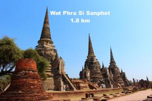 a view of wat phra si sambha km temples in th at Early Bird Hostel Ayutthaya in Phra Nakhon Si Ayutthaya